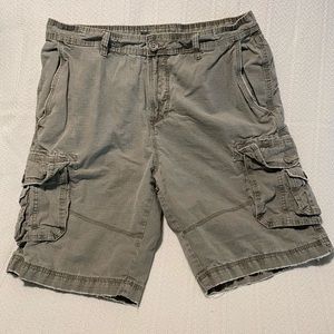 BKE (Buckle) cargo shorts size 34W X 22L
